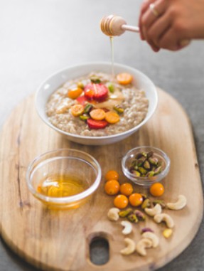 Creamy Oatmeal with Banana Slices & Raw Walnuts